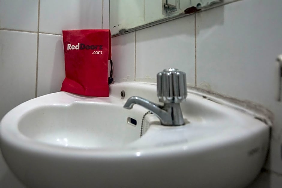 RedDoorz near RS Husada