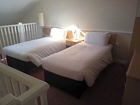 Family Twin Room (2 Adults + 2 Children)