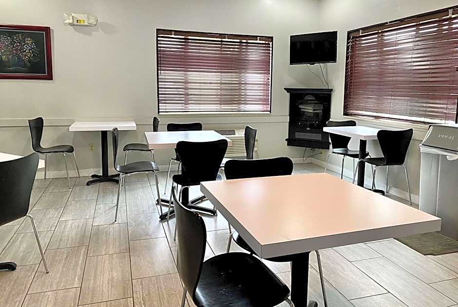 Super 8 by Wyndham Bloomington University Area