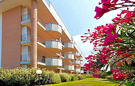 ISA-Apartments for 4 people, 2 bedrooms, in Residence with swimming pool in San Vincenzo, just 600 meters from the sea