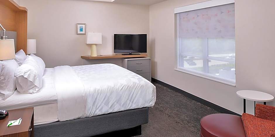 Holiday Inn & Suites Farmington Hills - Detroit NW, an IHG Hotel By IHG