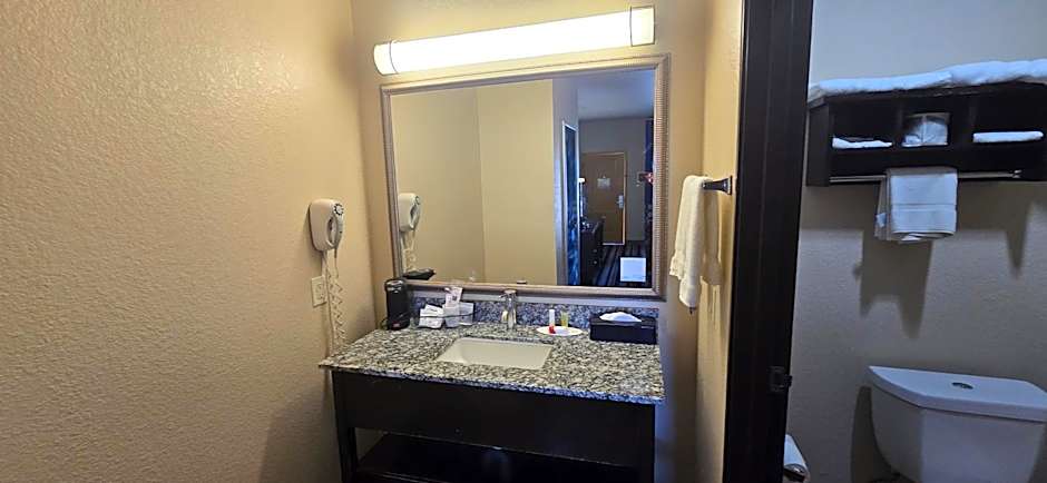 Super 8 by Wyndham Dilley TX