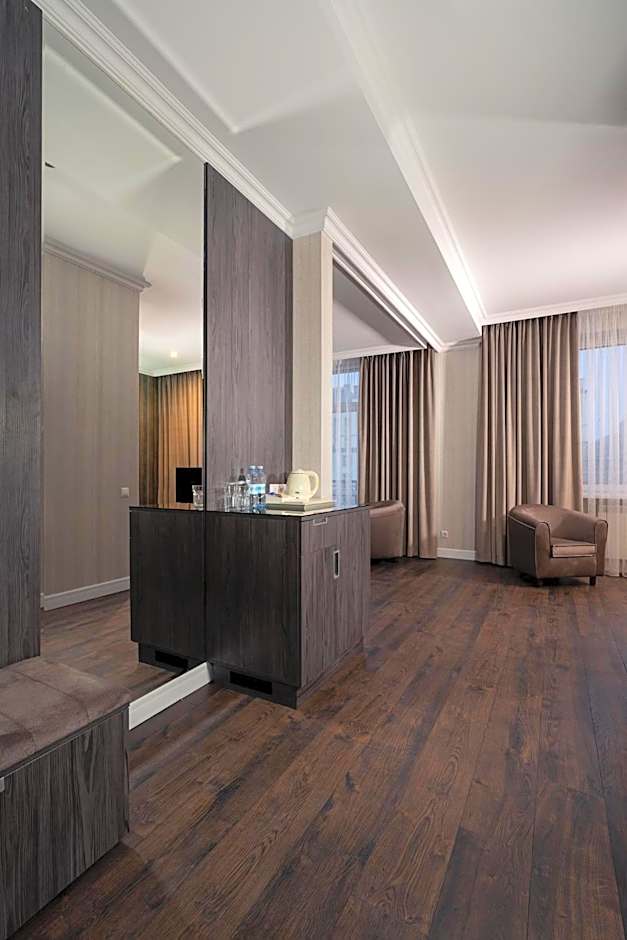 Greguar Hotel by UHM