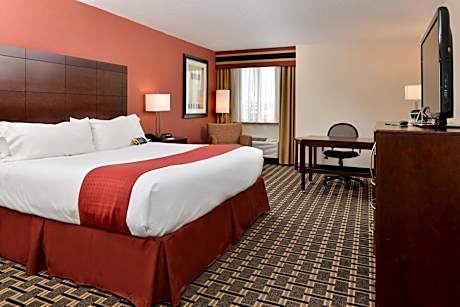 Standard King Room with Roll-In Shower - Communications Access