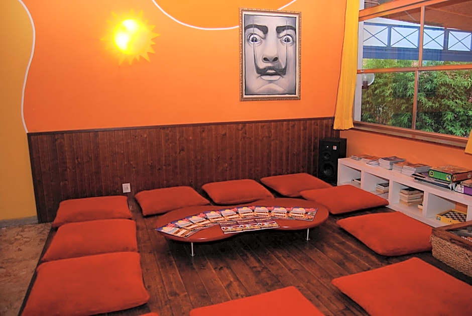 Sunflower Beach Backpacker Hostel & Bar