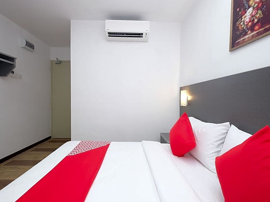 OYO 44043 First Garden Hotel