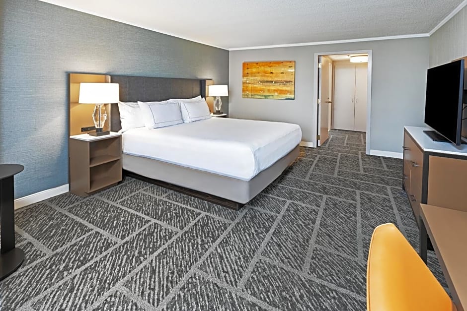 DoubleTree by Hilton Tulsa at Warren Place