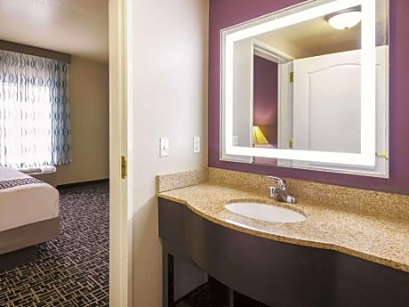 Deluxe King Room - Non-Smoking