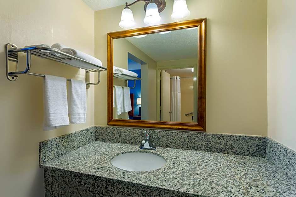 Days Inn by Wyndham Breezewood