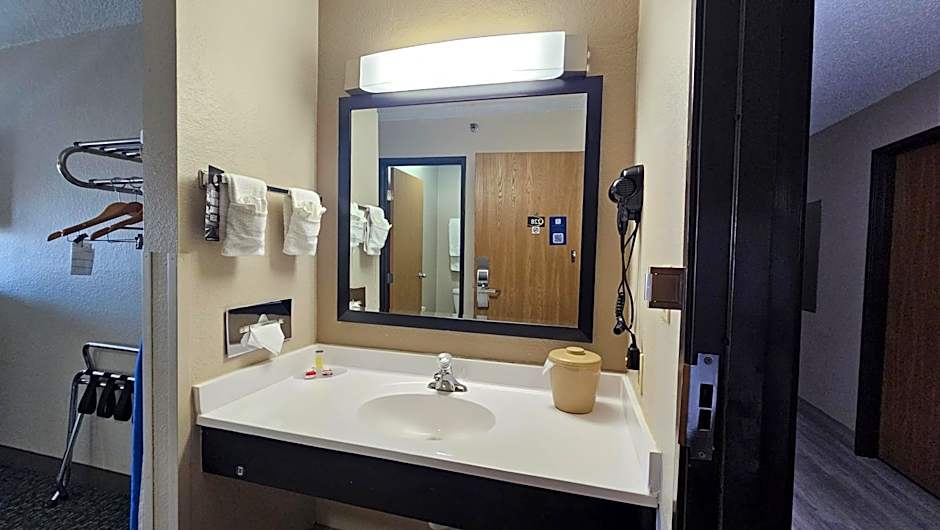 Super 8 by Wyndham Elgin