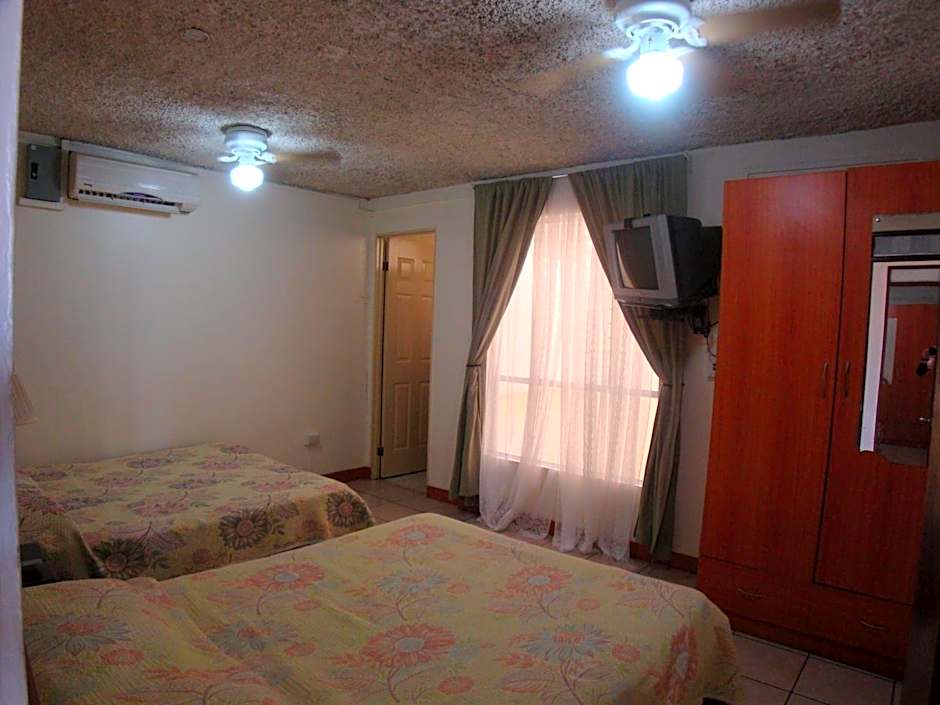 Hotel La Guaria Inn & Suites