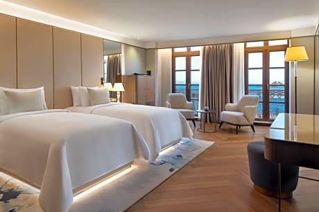 Deluxe Twin Room with Partial Bosphorus View