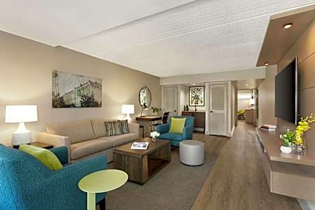 King Suite with Pool View