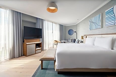 Suite, 1 King Bed, City View, Corner