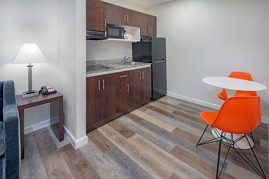 Howard Johnson Suites by Wyndham San Diego Chula Vista/BayFt