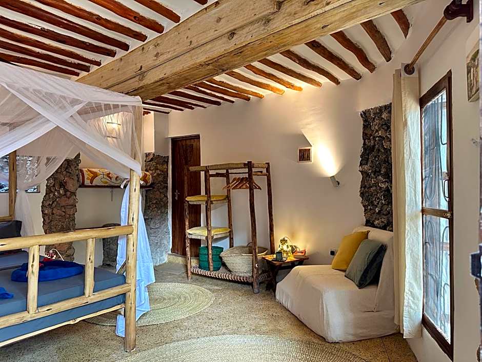 Kameleon Blue Arts Lodge