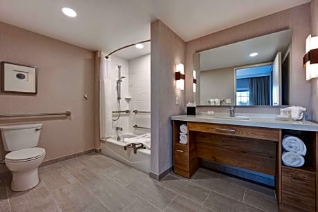 2Qn Mob/Hear Acc Tub Studio Ns Balcony