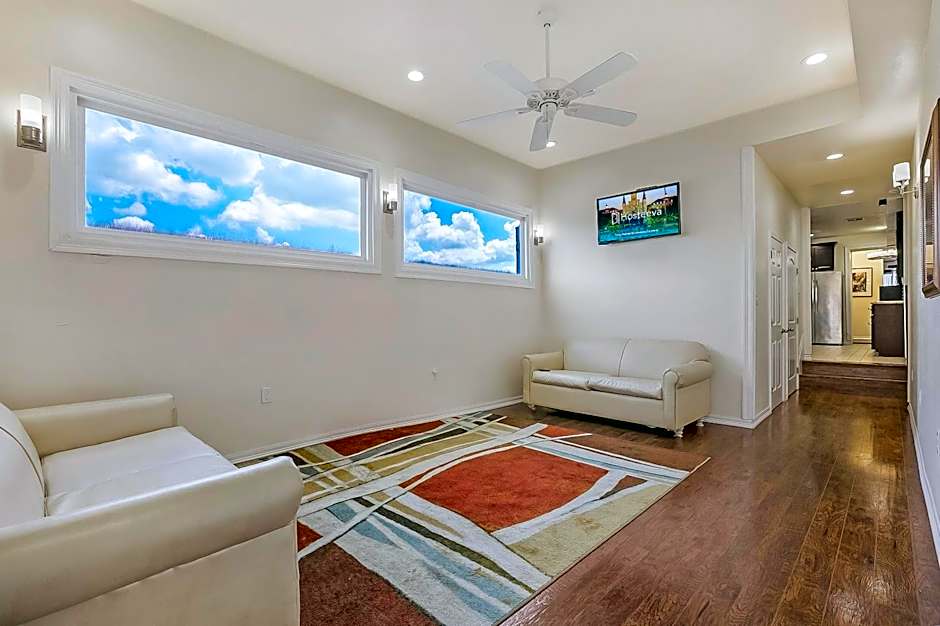 Modern 4BR Penthouse in Downtown by Hosteeva