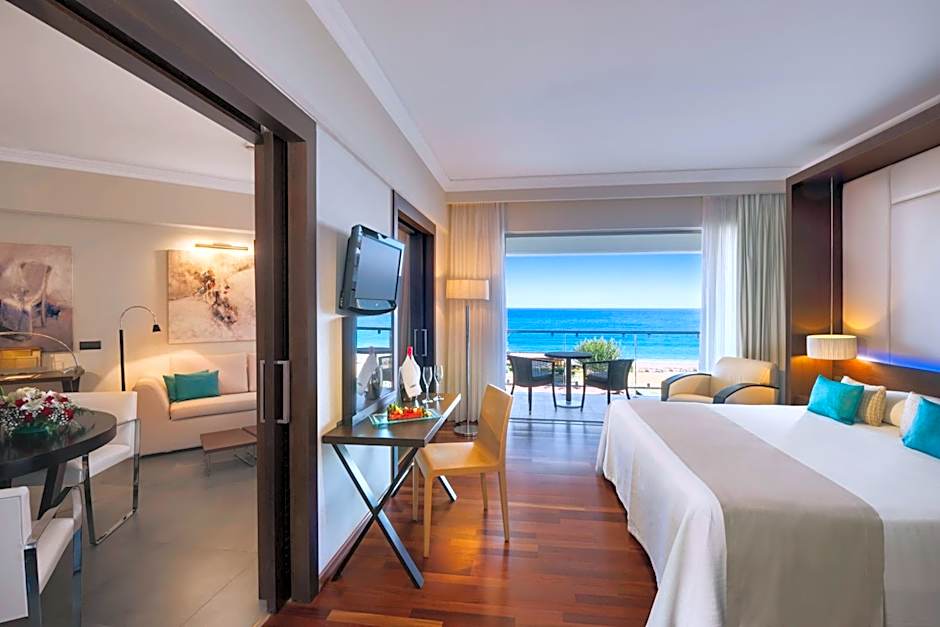 Photo 1 of 5 of Club Junior Suite, Sea View