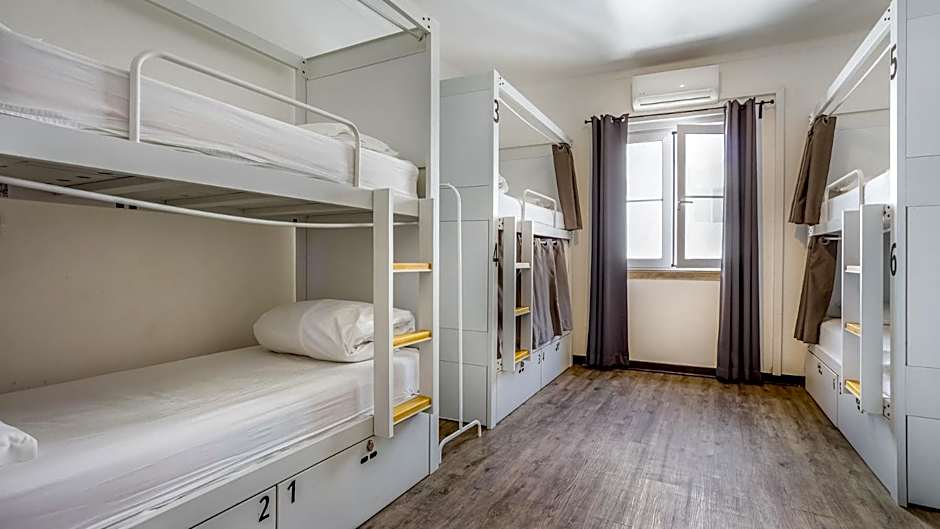 Zdjęcie 1 z 5 — Bed in 8-Bed Mixed Dormitory Room