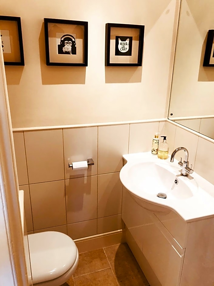 Somerleyton Meadows - The Hideaway Hut & Hot Tub