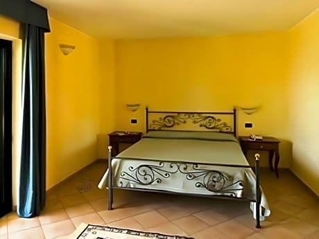 Classic Double Room with Breakfast