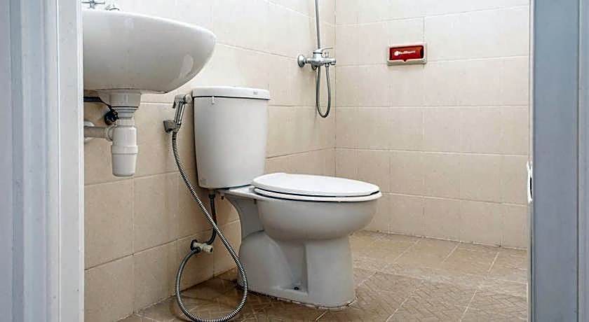 RedDoorz near Siloam Karawaci 3