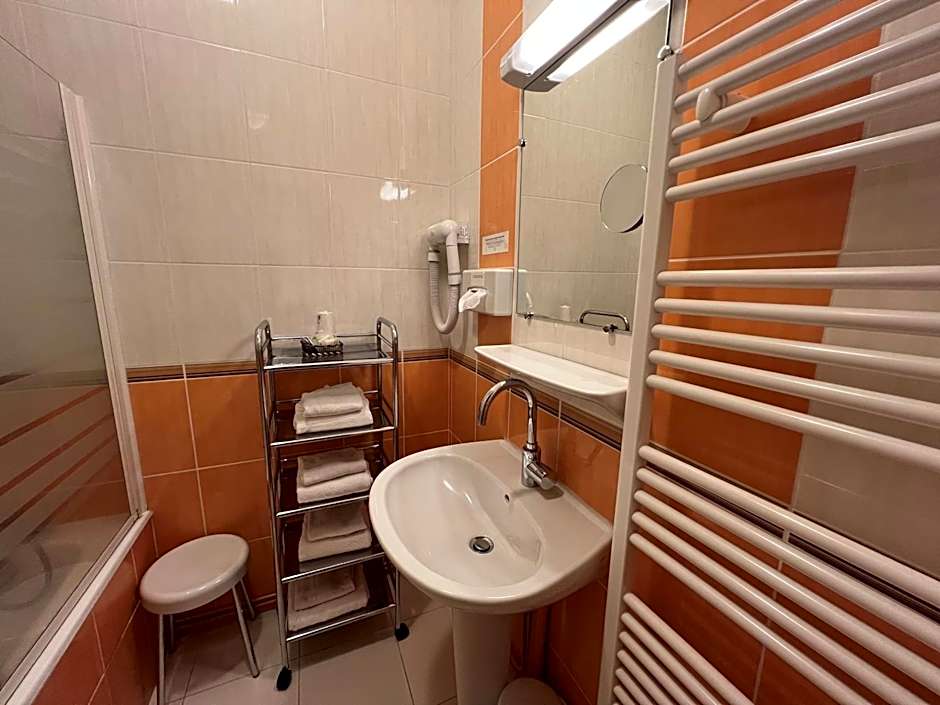 Hôtel Restaurant Le Grillon