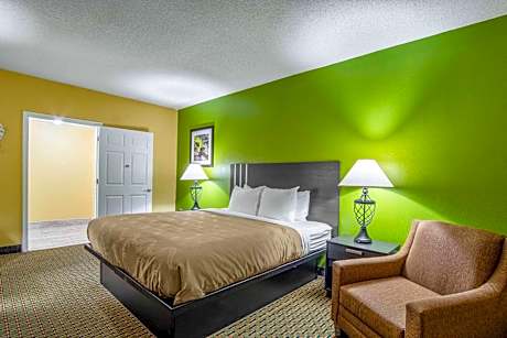 King Room with Roll-In Shower - Accessible/Non-Smoking