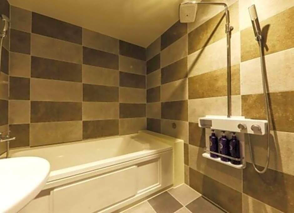H  Hotel