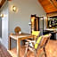 Gunnadoo Holiday Hut with Ocean Views and Jacuzzi