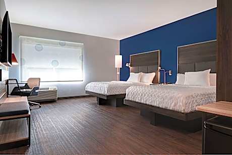 2 Queen Hearing Accessible Room W/Bathtub