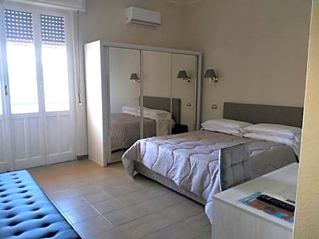 Double or Twin Room with Sea View