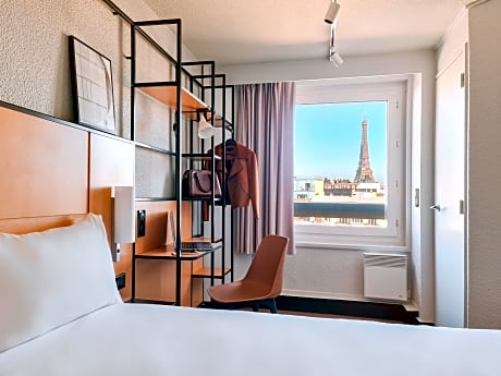 Standard Room With 1 Double Bed And Views Of The Eeiffel Tower