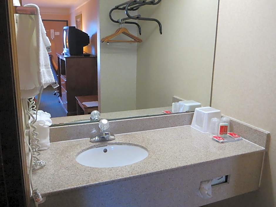 Econo Lodge North