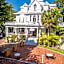 Deluxe Queen at the Curry Mansion - Parking & Heated Pool!
