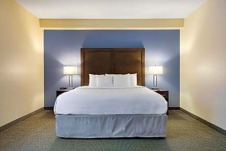 1 King Bed Suite Non-Smoking