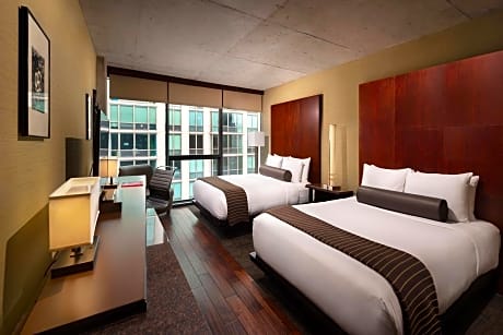 Deluxe room with two double beds (1 adult)