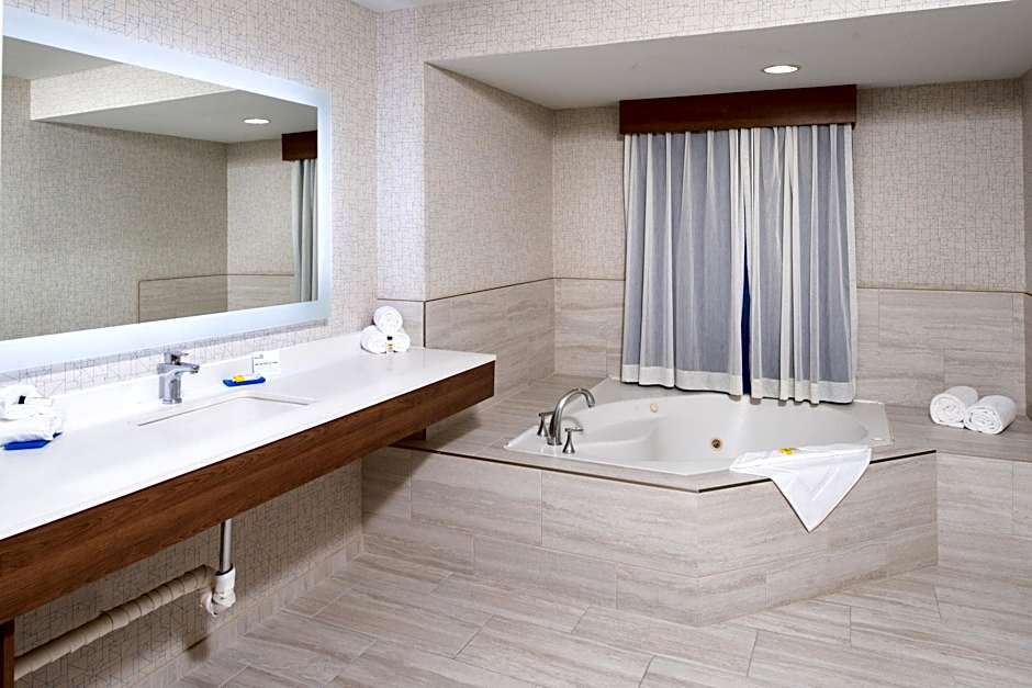 Holiday Inn Express & Suites Los Angeles Downtown West By IHG