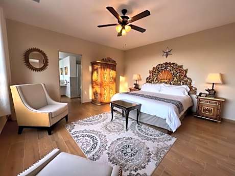 Deluxe Queen Studio