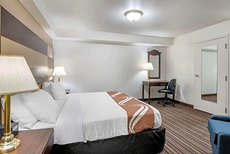 Suite with Three Queen Beds - Accessible/Non-Smoking
