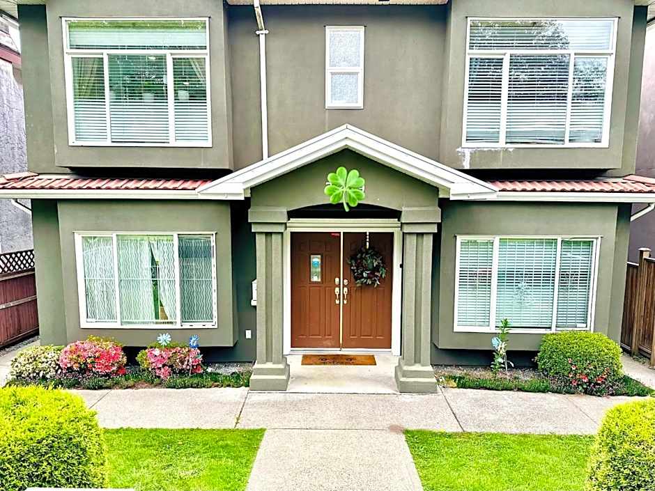 3BR Modern Home - Near SkyTrain - Free Parking & Pet Friendly
