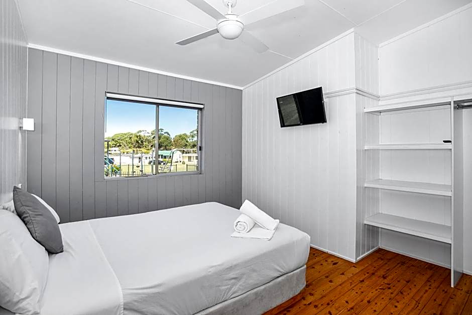 Lakeside Cabins & Holiday Village