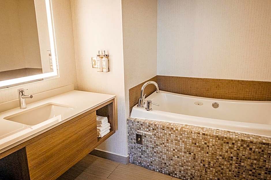 Holiday Inn Macon North By IHG