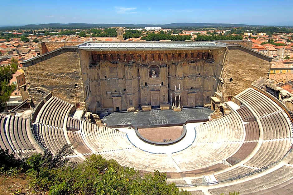 KYRIAD ORANGE Centre Ville - HOTEL RESTAURANT BAR - Galerie d'Art des Princes - Provence Alpes Côte d'Azur - France - Proche A7-A9 - exit21- Châteauneuf-du-Pape Avignon Bollene Nimes Valence - 24h-24h