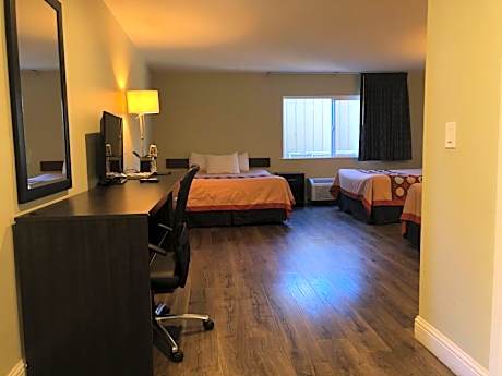 Deluxe Family Room with 3 Queen Beds