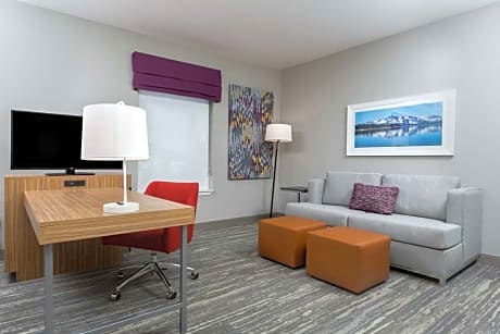  1 KING SUITE WITH BALCONY - SOFABED/HDTV/FREE WI-FI/MICROWV/FRIDGE/WETBAR - LAPDESK/WORK AREA/HOT BREAKFAST INCLUDED -