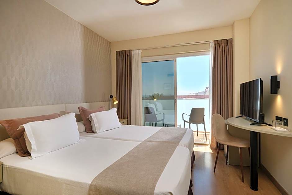 Photo 1 of 4 of 1 Double Bed or 2 Beds, Balcony