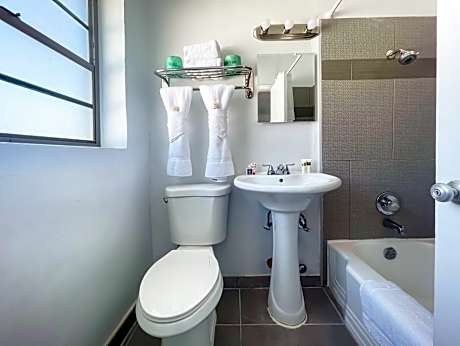 Deluxe Poolside 2 Queens