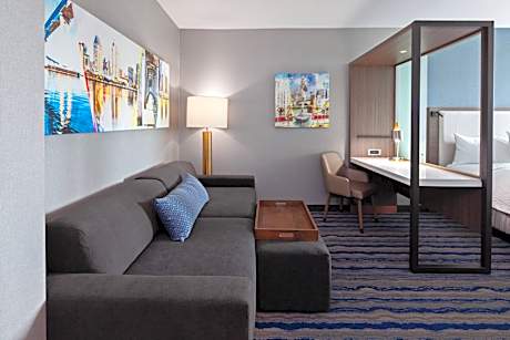 Queen Suite with Trundle Bed and Adapted Tub - Mobility and Hearing Accessible